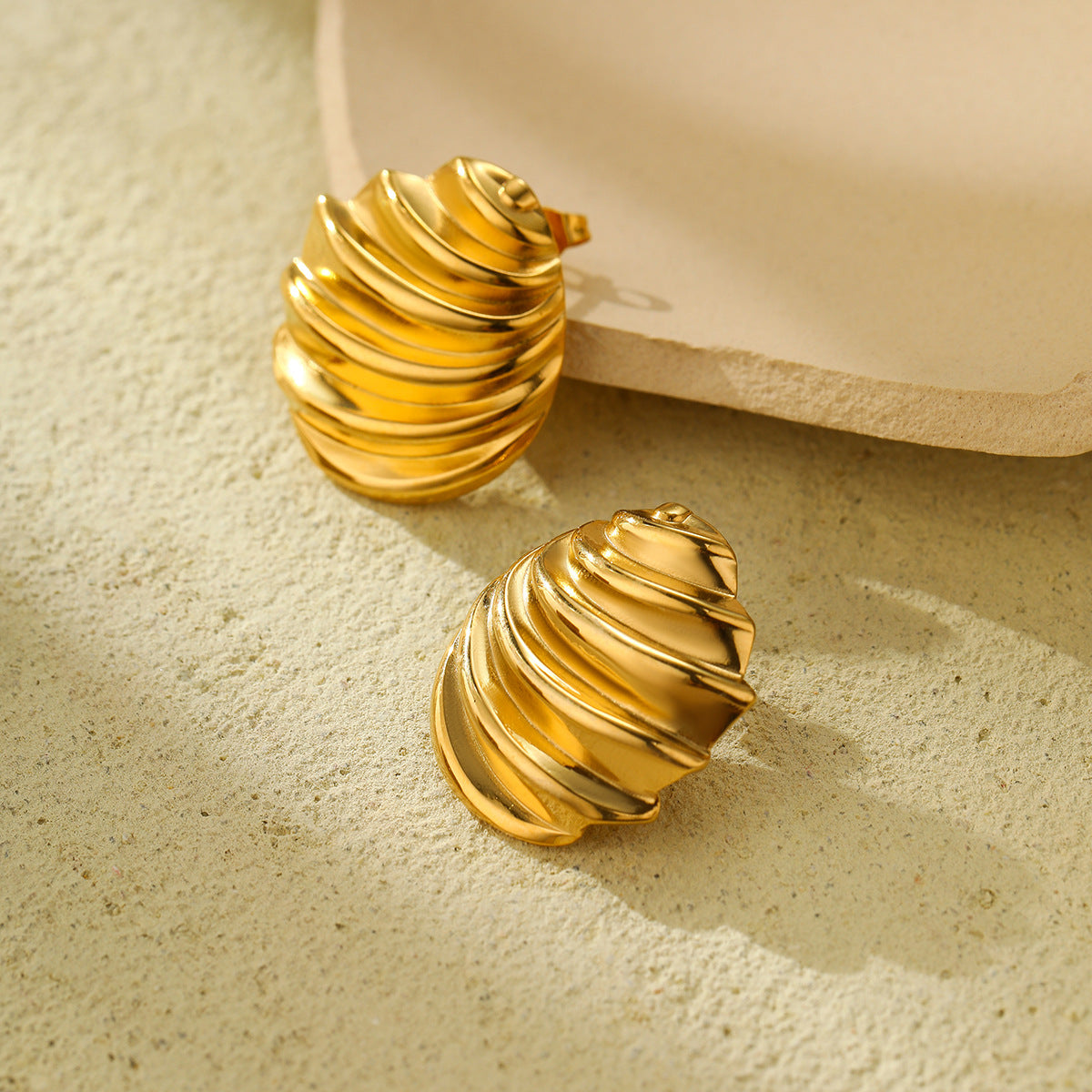 Orecchini Tondi alla Moda in Acciaio Inossidabile con Placcatura in Oro 18K e Superficie Pieghettata Testurizzata