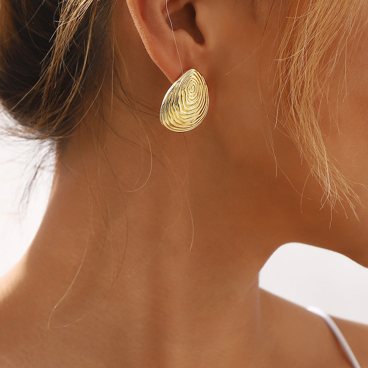 Pendientes de aleación con forma geométrica de estilo vintage francés, textura de concha y acabado galvanizado para mujer