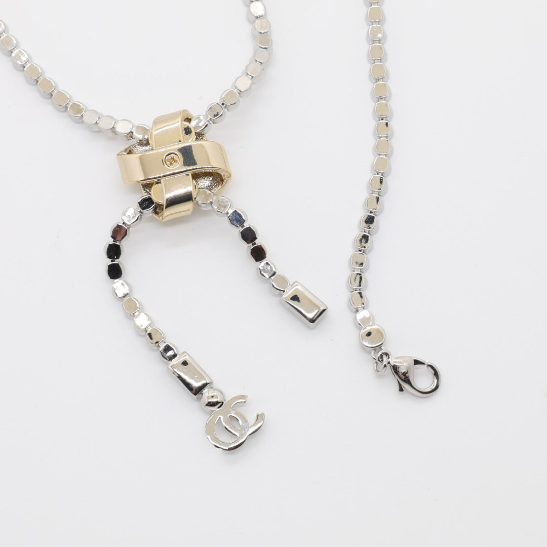 Elegante Collana da Donna in Ottone Placcato Oro con Lettera e Strass