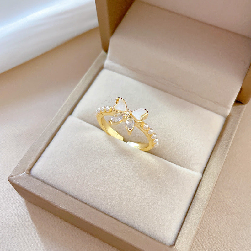 Anillo de circonita esmaltado con forma de mariposa estilo dibujo animado en latón con acabado chapado, ajustable para mujer