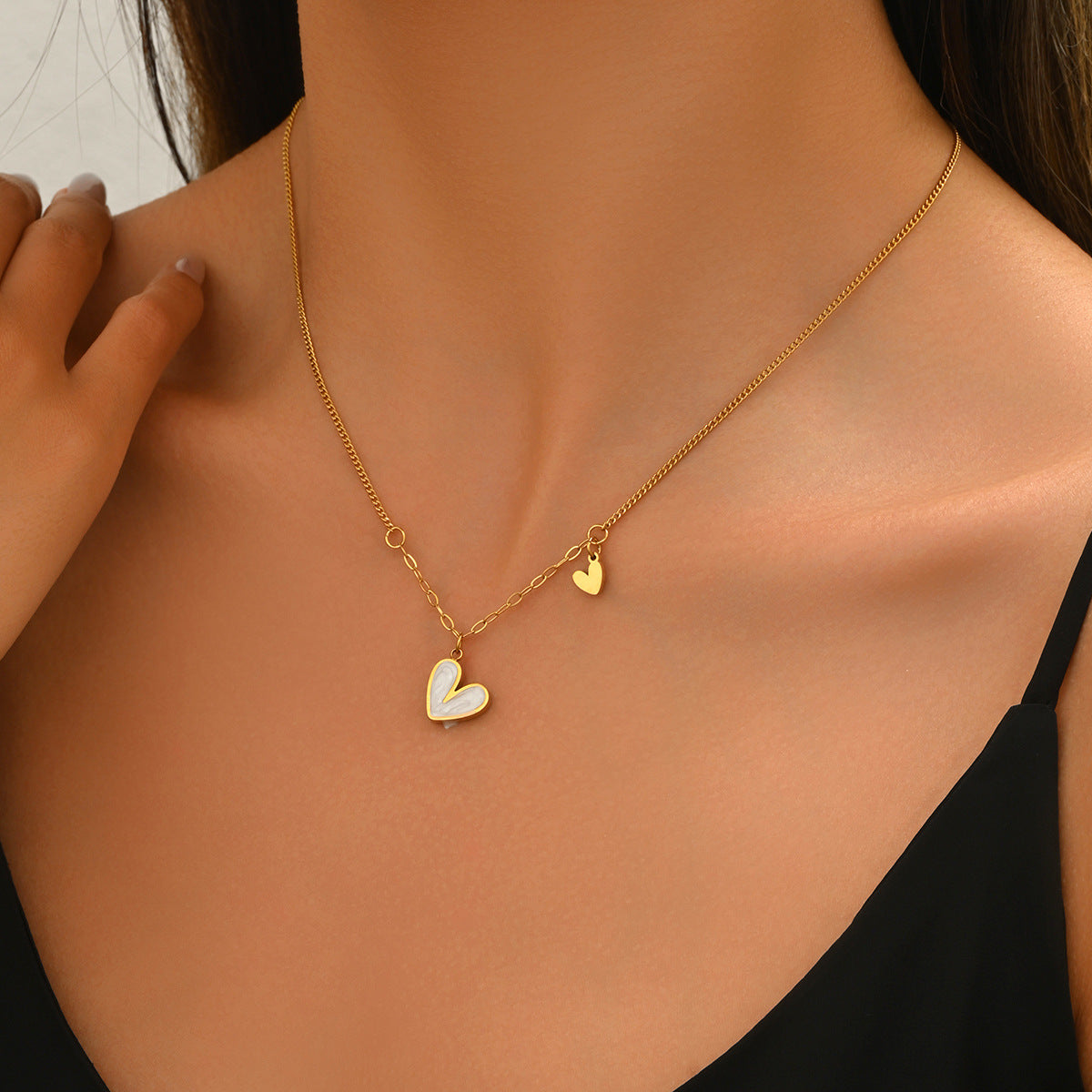 Collar con colgante minimalista elegante de cobre esmaltado en forma de corazón para mujer con diseño delicado para la clavícula
