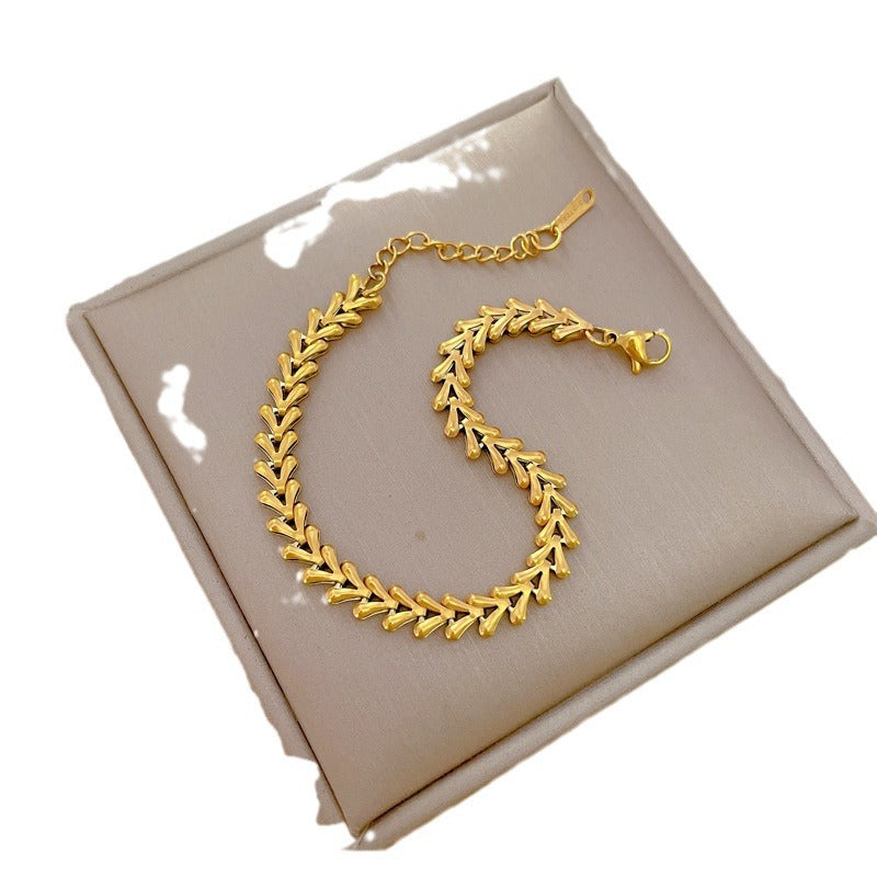 Bracciale da donna minimalista a V in acciaio al titanio con intarsio color oro e trama ondulata
