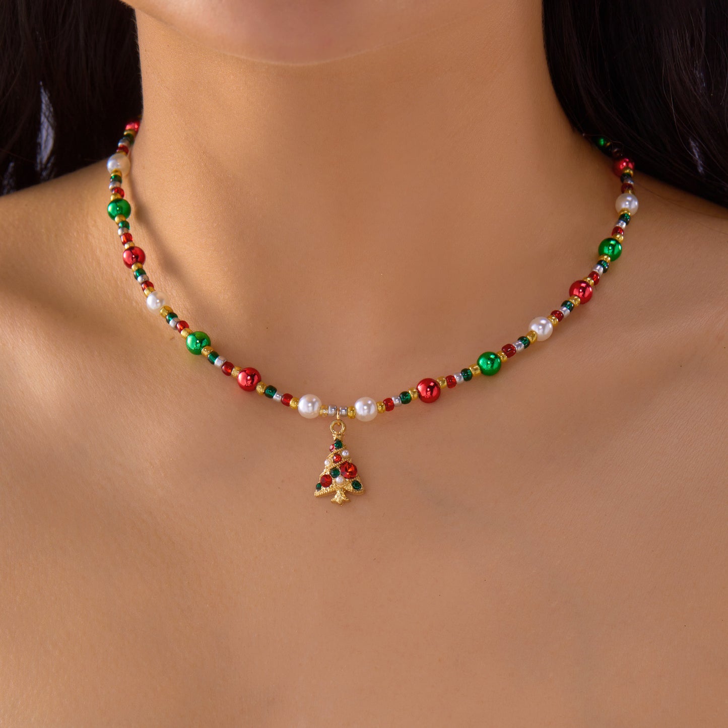 Elegante collar con colgante de árbol de Navidad de copo de nieve con cuentas de aleación y acabado chapado para la temporada navideña