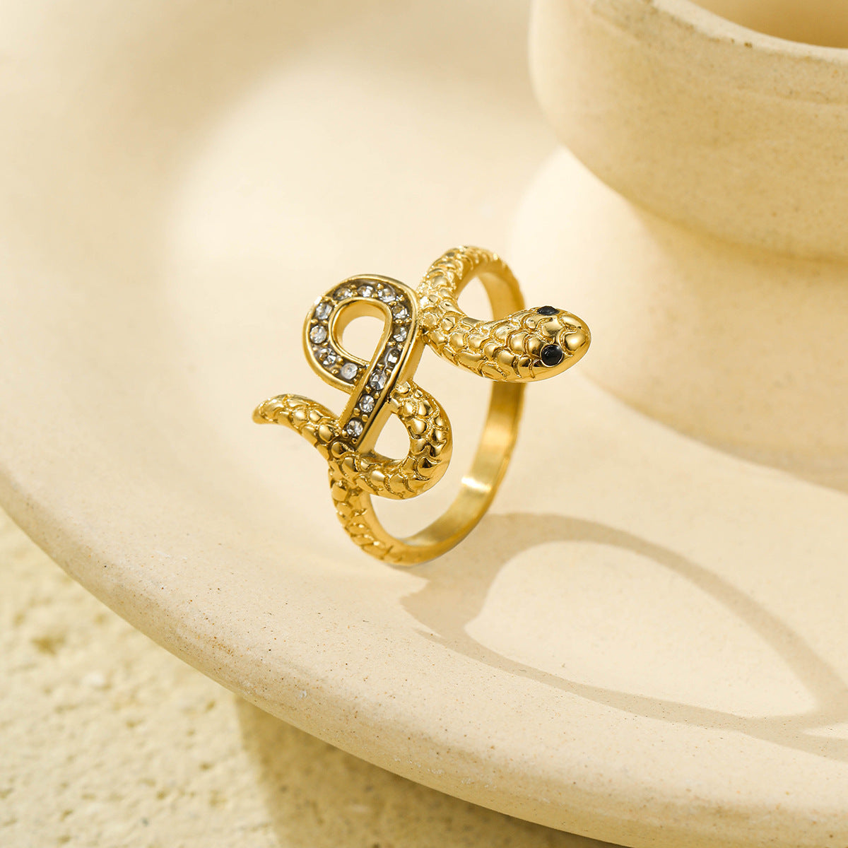 Anello alla moda in acciaio inossidabile a forma di serpente geometrico con dettagli in strass da donna, elettroplaccato per un'eleganza resistente allo sbiadimento