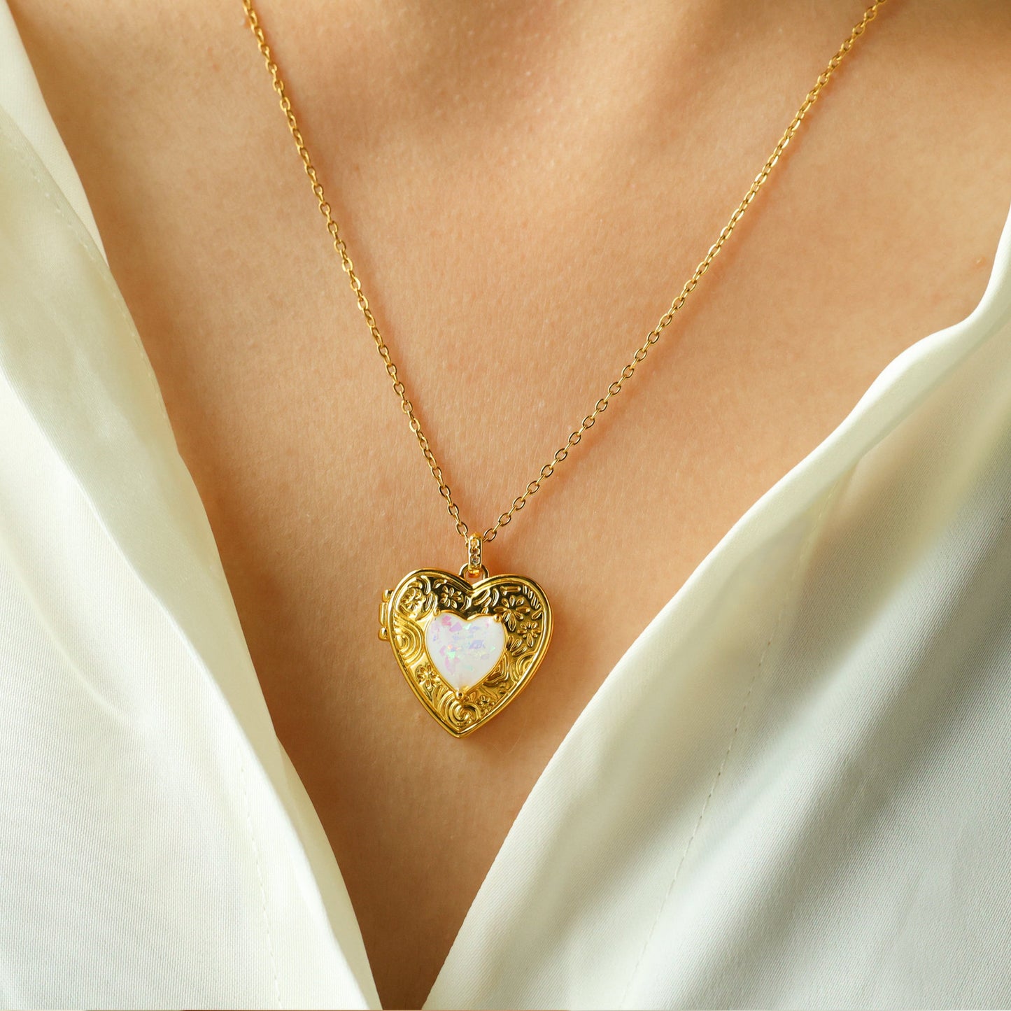Minimalist Heart-Shaped Pendant Necklace with Titanium Steel Chain and Gold Plating for Unisex Wear