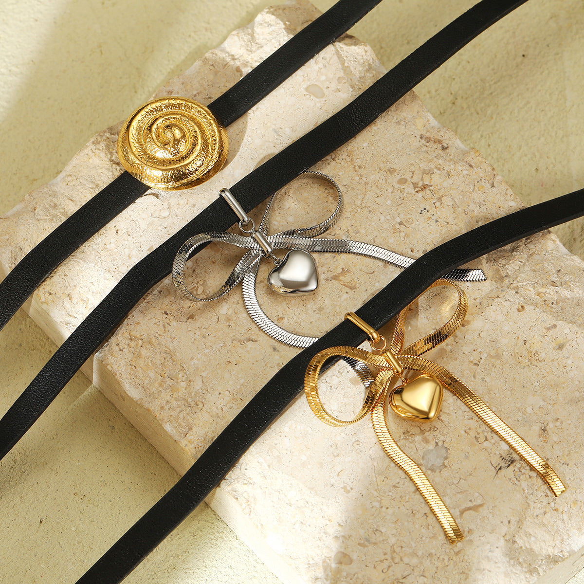 Collar minimalista de acero de titanio en forma de lazo para mujer con acabado chapado y detalle de cuero