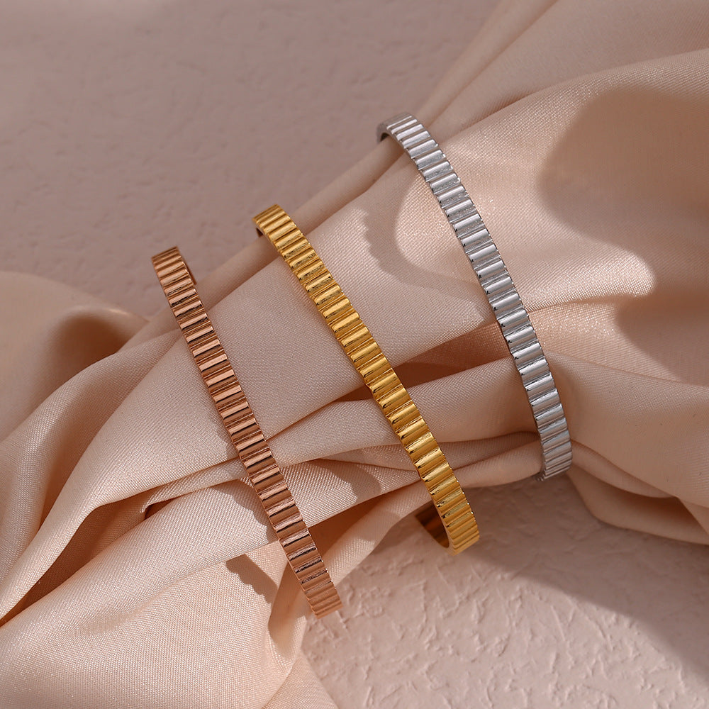 Bracciale rigido aperto minimalista in acciaio inossidabile testurizzato con finitura placcata