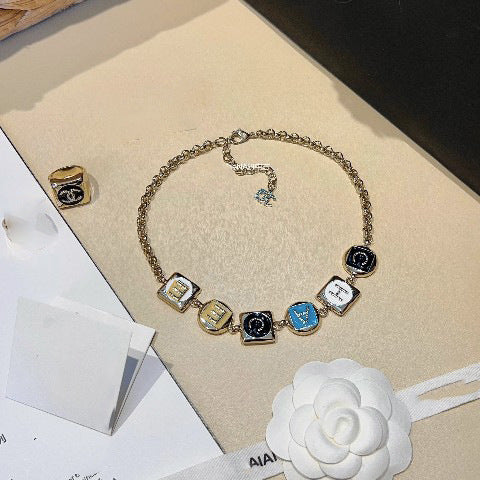 Collana da donna lusso elegante con lettera smaltata in ottone placcato oro