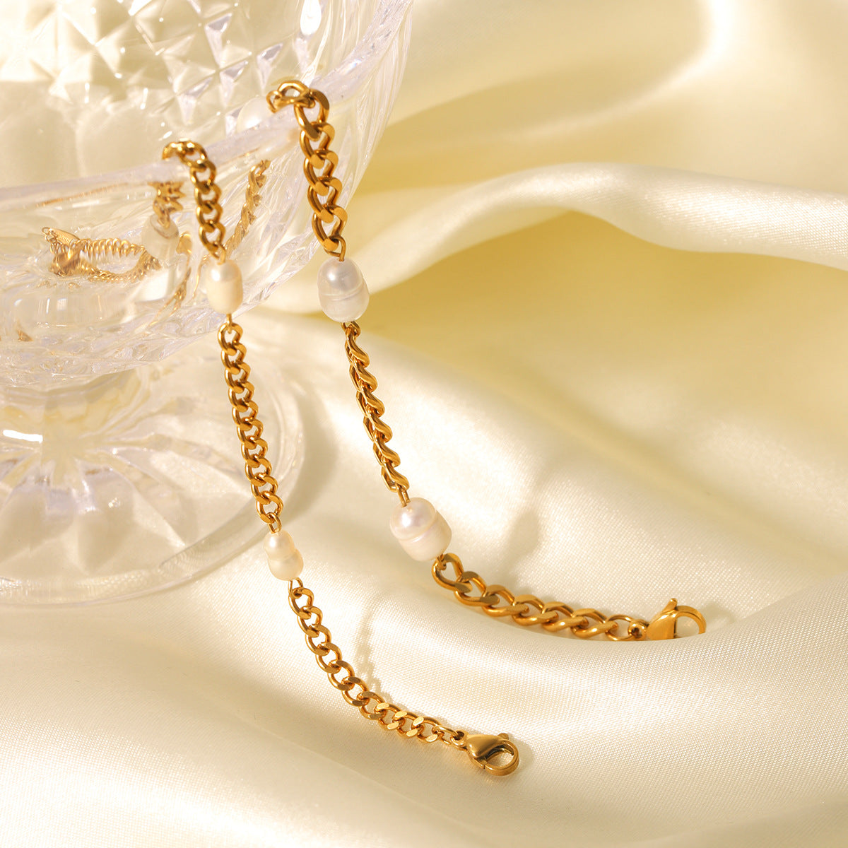 Elegant French Luxury Freshwater Pearl Bracelet for Women with 18K Gold Plated Stainless Steel Cuban Chain and Geometric Design