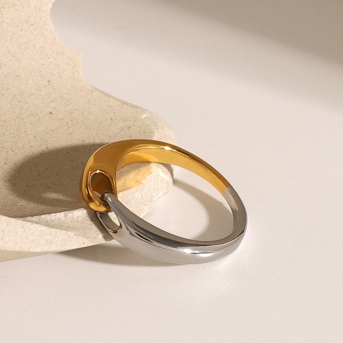 Anello da donna minimalista geometrico in acciaio inossidabile con finitura galvanica