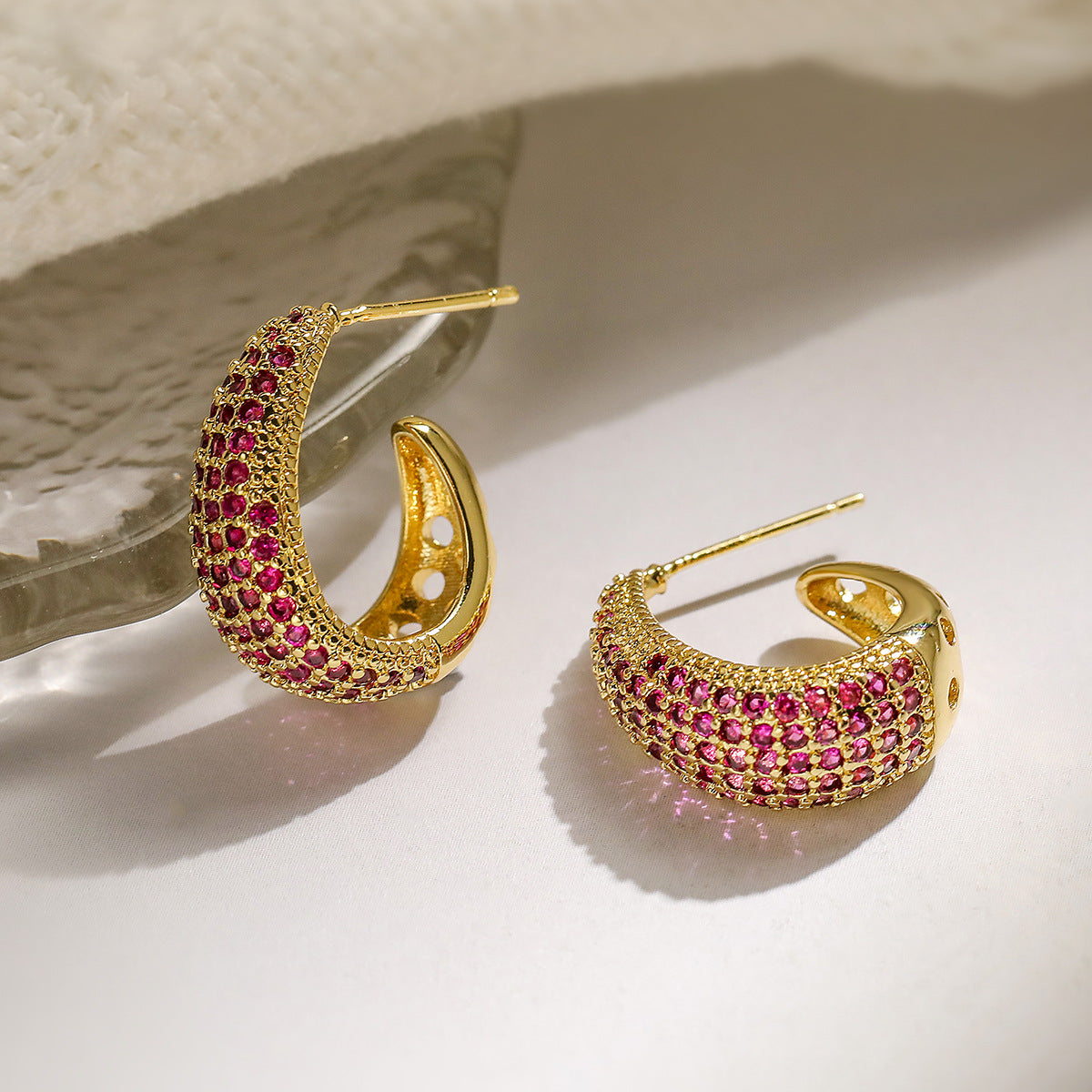 Orecchini Geometrici Minimalisti in Rame con Placcatura in Oro Vero e Intarsi in Zircone per Donna