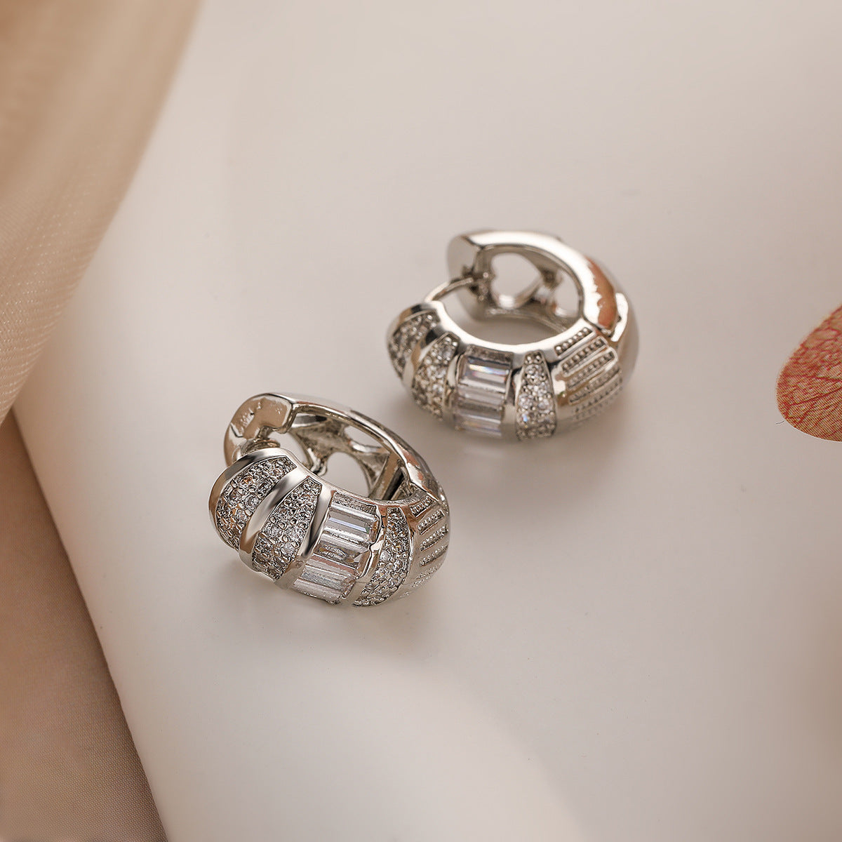 Orecchini Minimalisti Geometrici in Rame Placcato Oro con Zirconi per Donna