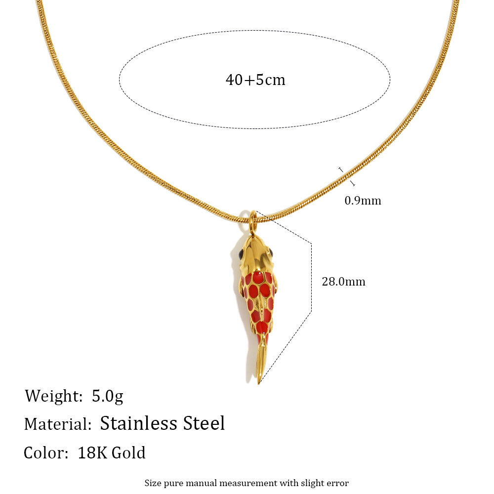Collana con Pendente a Pesce Lussuosa e Minimalista in Acciaio Inossidabile con Placcatura in Oro 18K e Dettaglio in Smalto Rosso