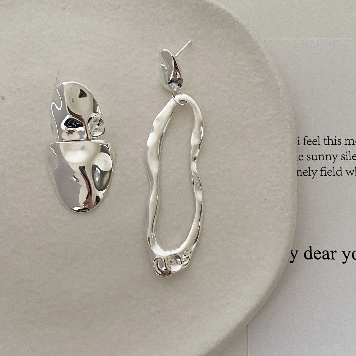 Orecchini minimalisti in argento sterling 925 a forma di goccia asimmetrica con intarsio di perle e nappina