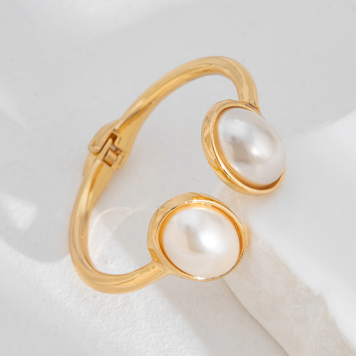Pulsera minimalista geométrica de aleación para mujer con detalles de perlas de imitación y cierre de resorte