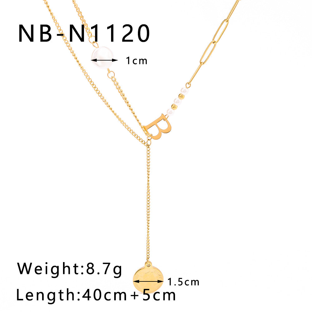 Collana con Pendente Ritratto Dea Barocca con Catena a O a Doppio Strato Asimmetrica, Acciaio Inossidabile e Acciaio al Titanio, Placcato Oro, Dettagli in Perle, Design con Lettere Geometriche