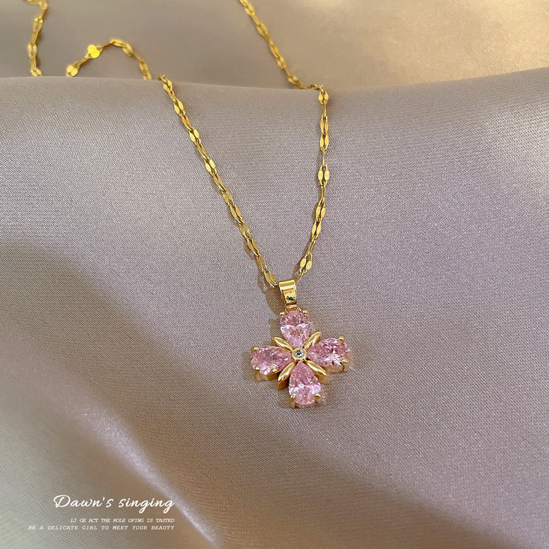 Collana da donna a forma di trifoglio minimalista in acciaio titanio placcato con strass micro-pavé e catena a piastre intrecciate
