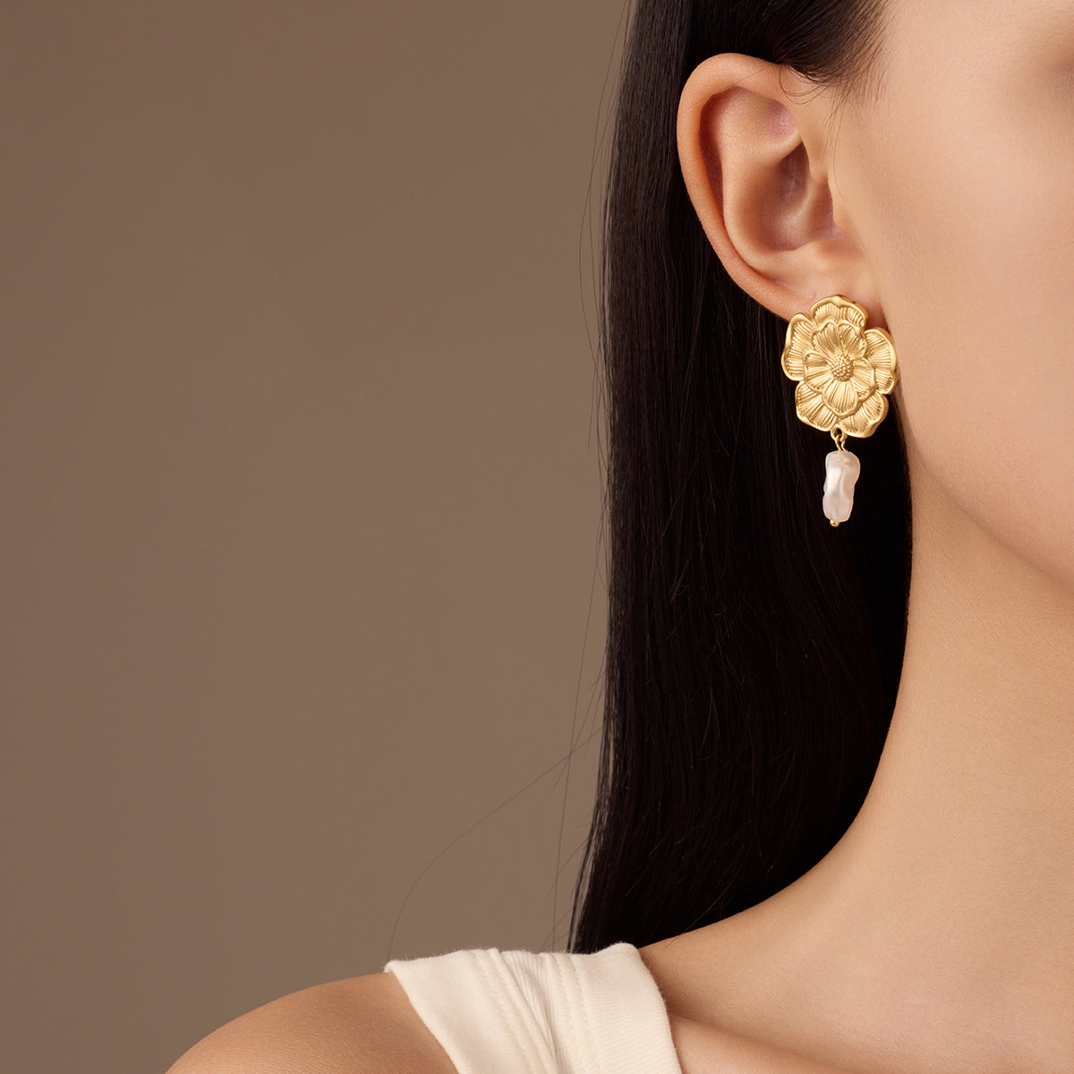 Orecchini da donna in acciaio al titanio placcato oro 18 carati con intarsi di perle e motivo floreale vintage