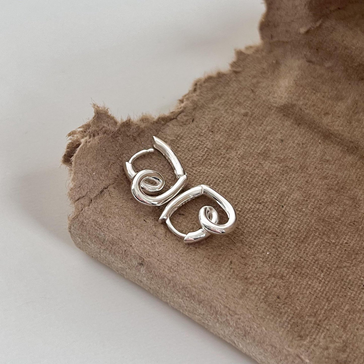 Orecchini a cerchio minimalisti in argento sterling S925 a forma di cuore con finitura artigianale