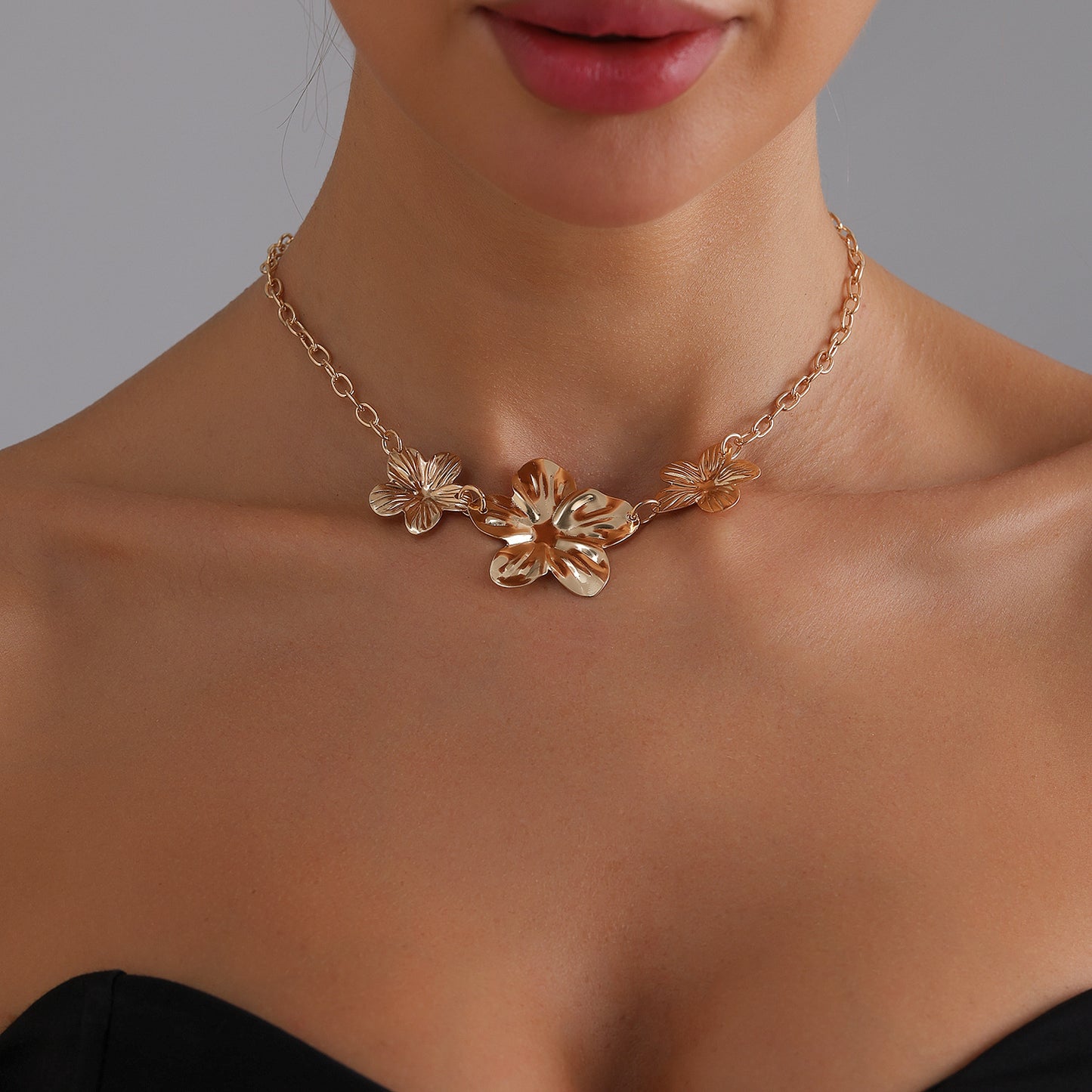 Vintage Minimalist Five-Petal Flower Pendant Necklace in Alloy with Plated Finish for Women