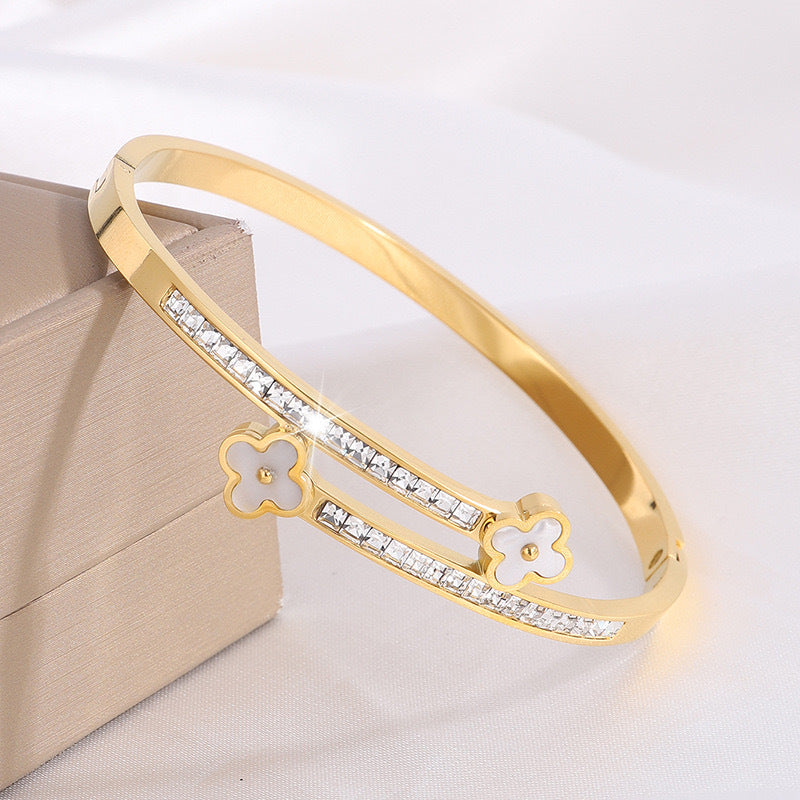 Bracciale Minimalista da Donna a Trifoglio a Quattro Foglie in Acciaio Titanio Placcato, Regolabile con Intarsio di Strass