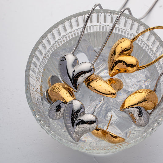 Pendientes minimalistas de acero inoxidable con forma de corazón y baño de oro de 18 quilates para mujer