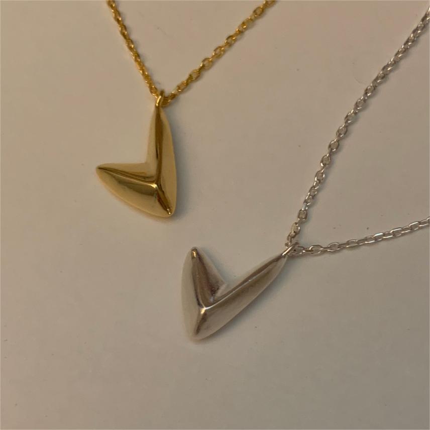 Collana Minimalista a V Irregolare in Argento Sterling 925 con Dettaglio Geometrico