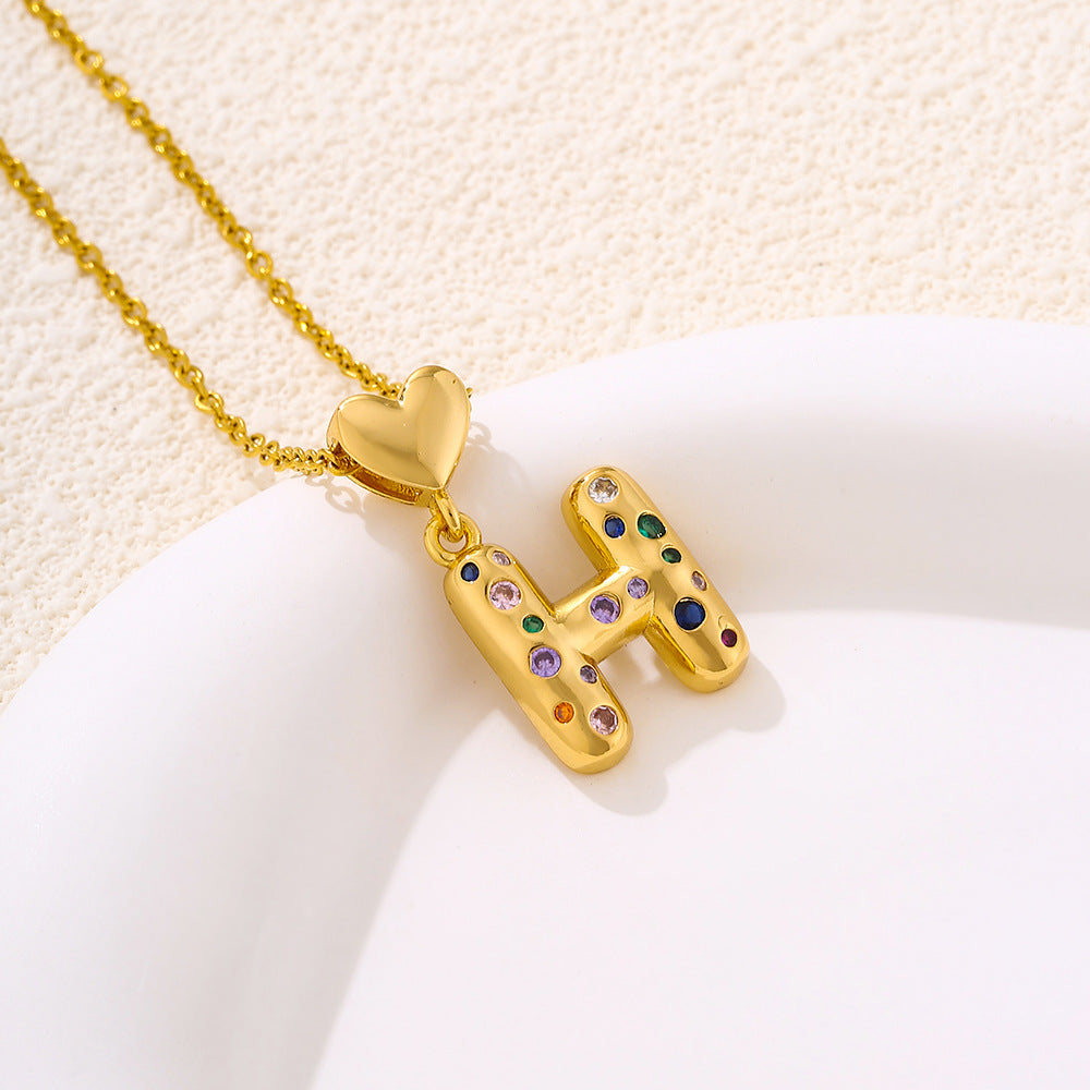 Elegante collana con ciondolo a lettera e cuore da donna in acciaio inossidabile con catena a maglie e dettagli a micro-pavé