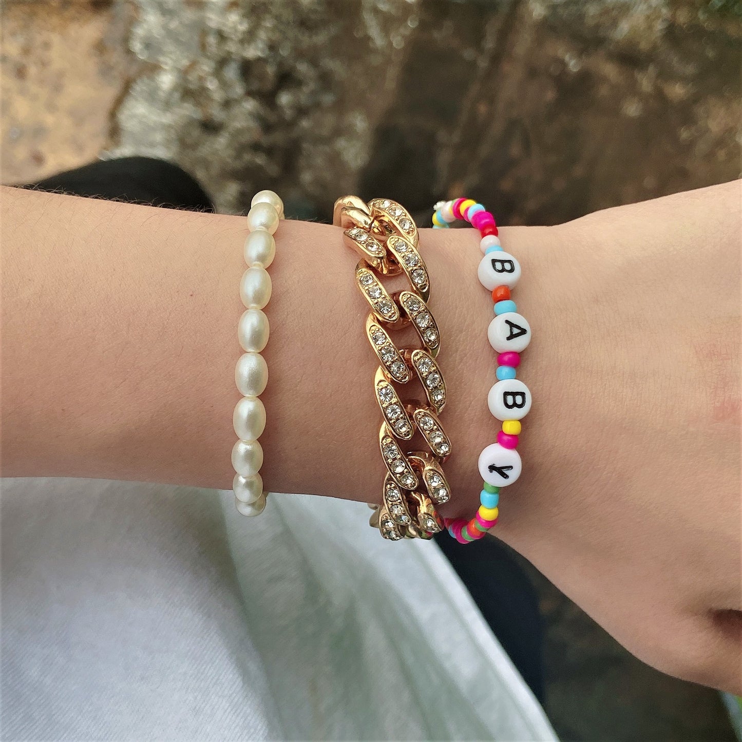 Set di bracciali da donna personalizzati con lettera geometrica, perle finte e catena a maglie cubane con zirconi incastonati
