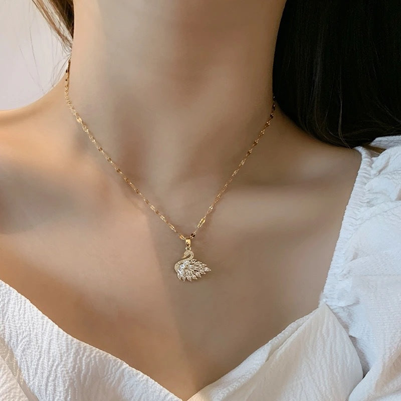 Collana clavicola placcata in acciaio al titanio con forma floreale irregolare dal design originale, con ciondolo a cigno in zircone per donna