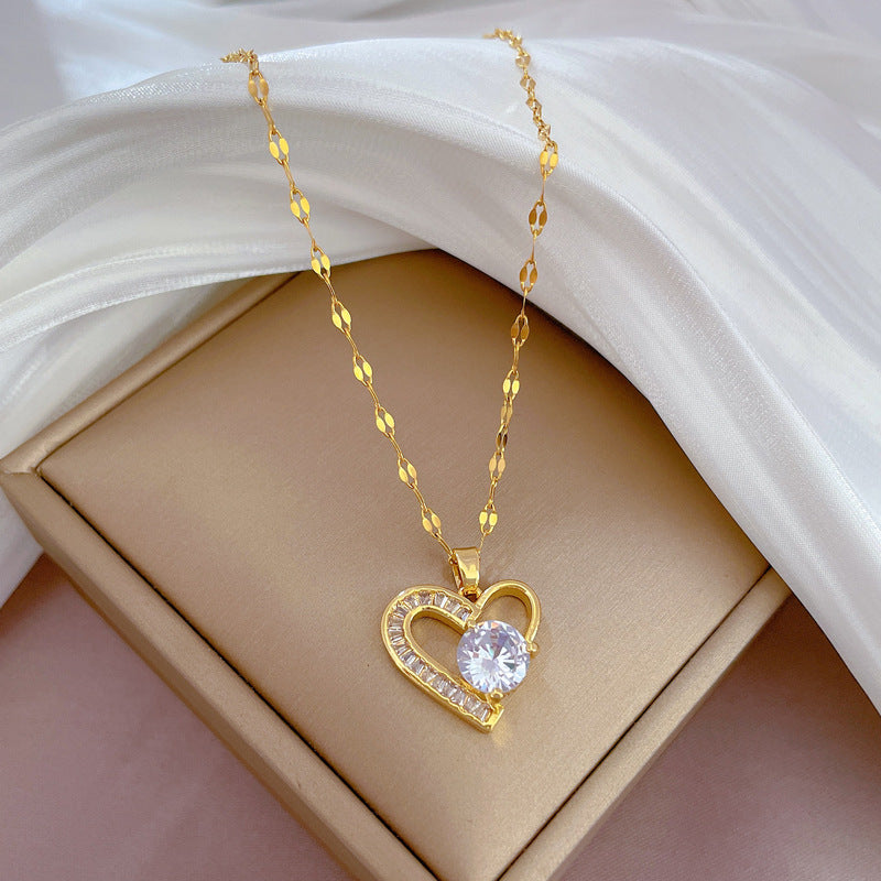 Collana in Acciaio al Titanio con Intarsi in Strass Geometrici a Cuore Dolce Minimalista di Lusso da Donna