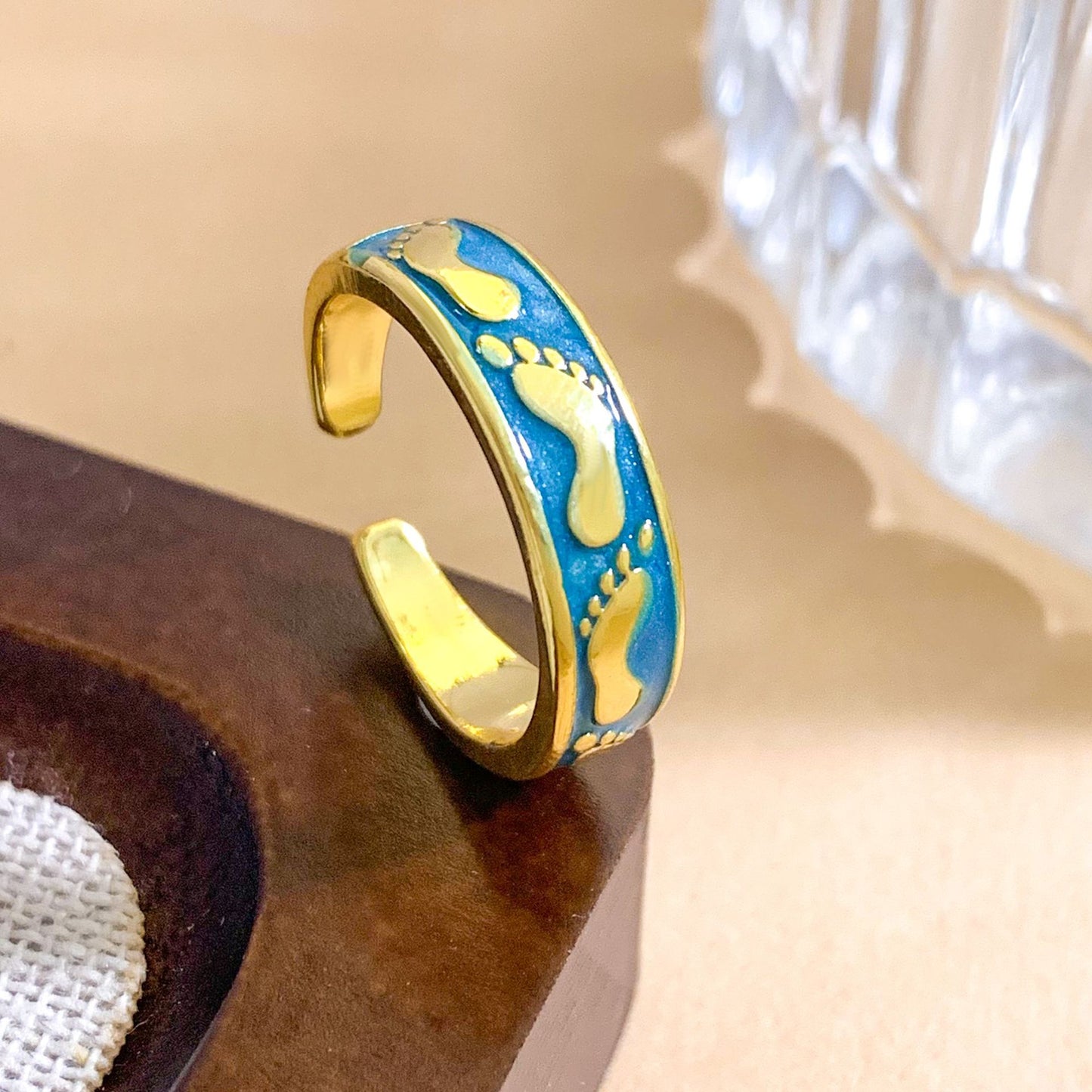 Anello aperto da donna placcato oro con smalto e piedino in stile fumetto