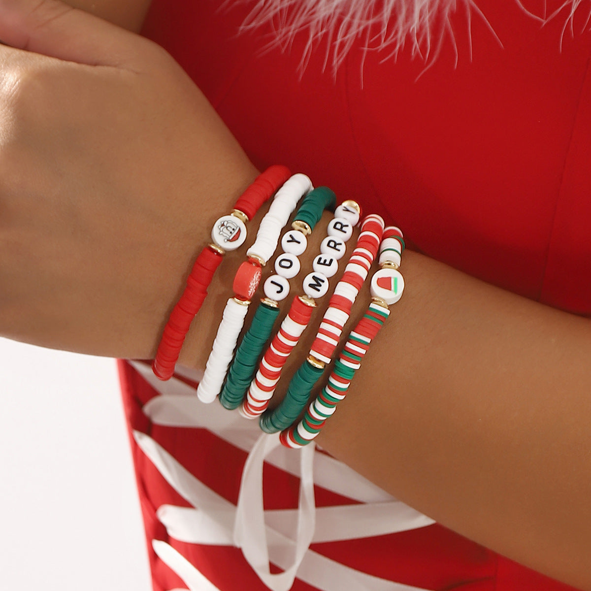 Bonito y fresco juego de pulseras hechas a mano con arcilla polimérica con temática navideña con dijes de Santa, copo de nieve y letras