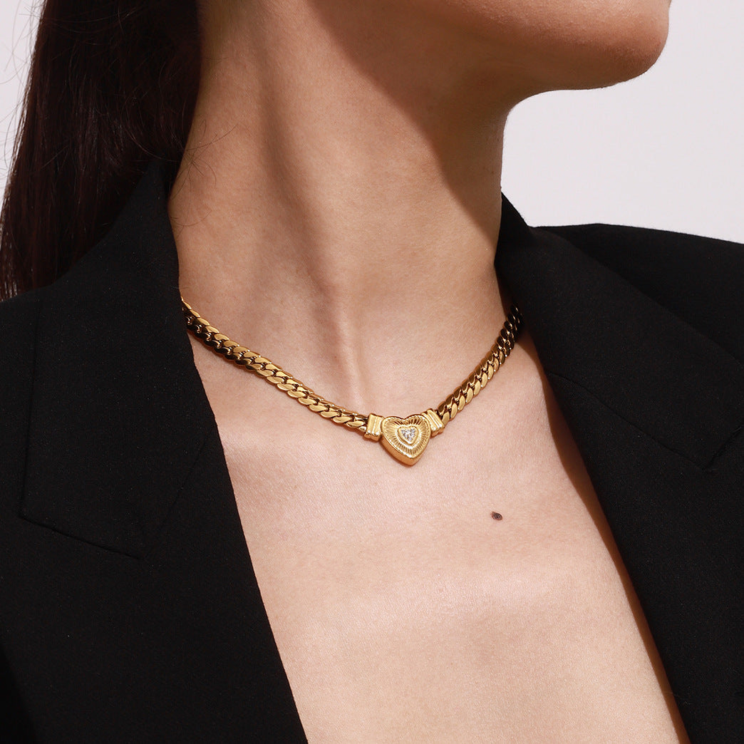Elegante collana da donna in acciaio inossidabile a forma di cuore con intarsi in strass e finitura placcata