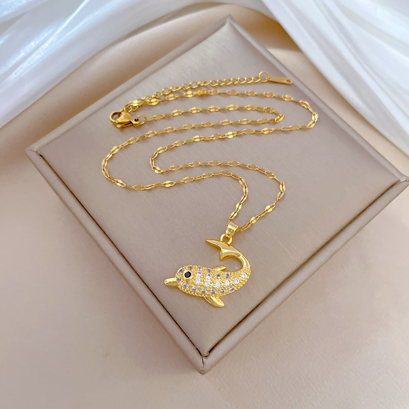 Collana con ciondolo a delfino minimalista per donne e uomini in acciaio al titanio con intarsio di strass su catena a serpente