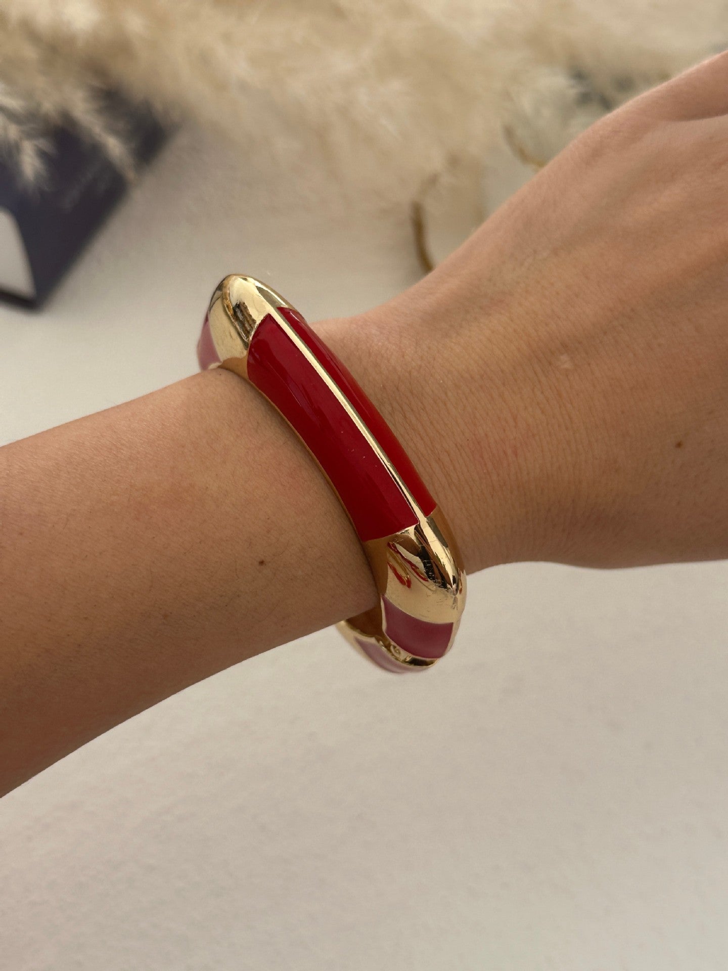 Bracciale in lega geometrico con smalto rosso lussuoso ed elegante
