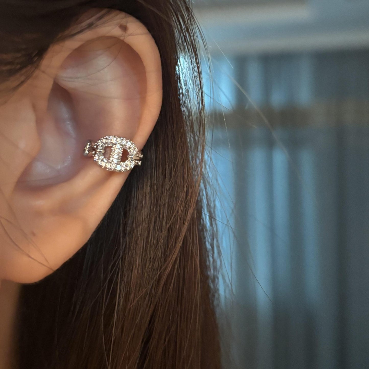 Sparkling Zircon Butterfly Ear Cuffs for Women Minimalist Elegant Ear Bone Clips with Simulated Pearl Accents