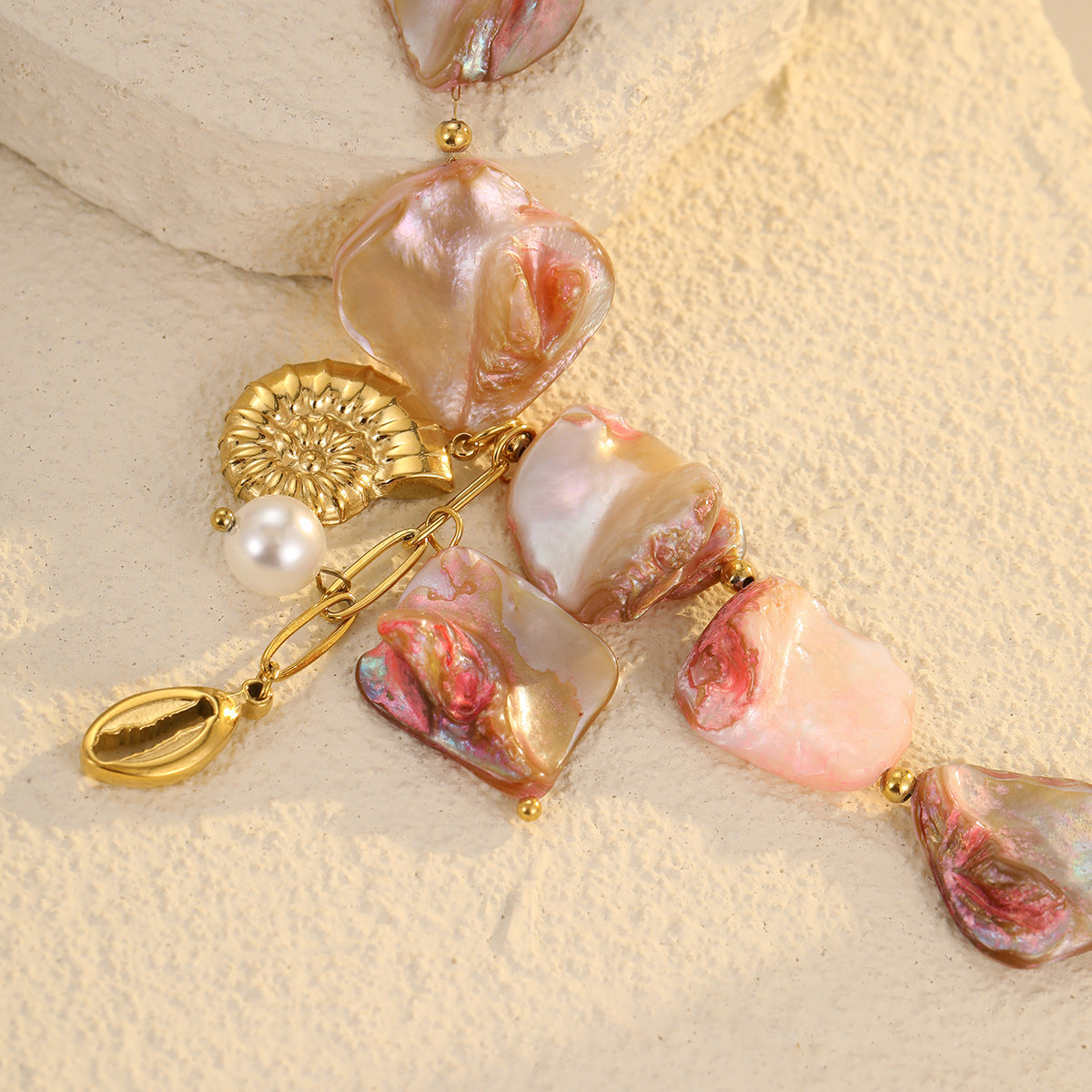Bracciale da donna in acciaio inossidabile con design di conchiglie irregolari e conchiglie marine con finitura placcata, accessorio di moda ispirato all'oceano