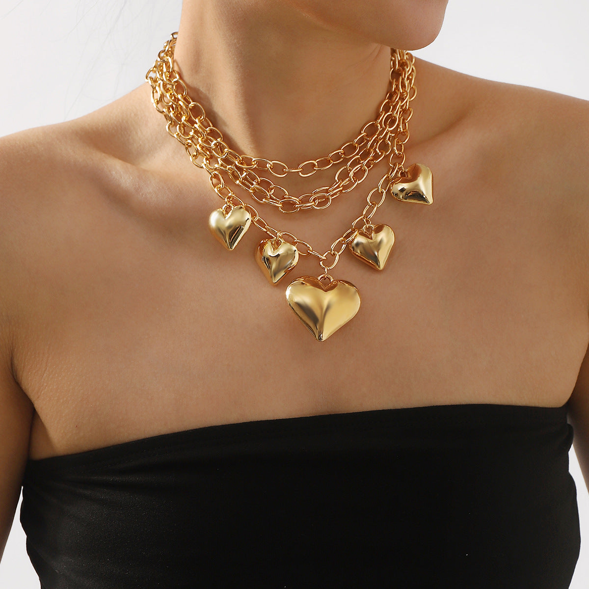 Collana con ciondolo a cuore geometrico esagerato in catena di alluminio con ciondolo in lega galvanizzata da donna