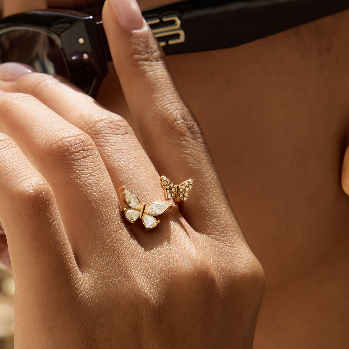 Anello in acciaio inossidabile a forma di farfalla con finitura placcata per donna, accessorio di moda dal design geometrico con tocco lussuoso e minimalista