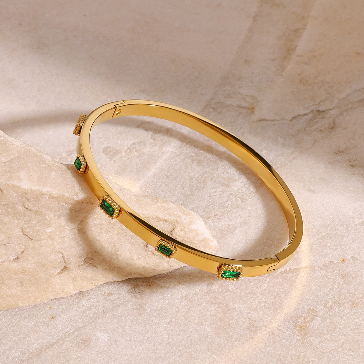 Bracciale alla Moda in Acciaio Inossidabile Geometrico con Zirconia Verde e Finitura Placcata