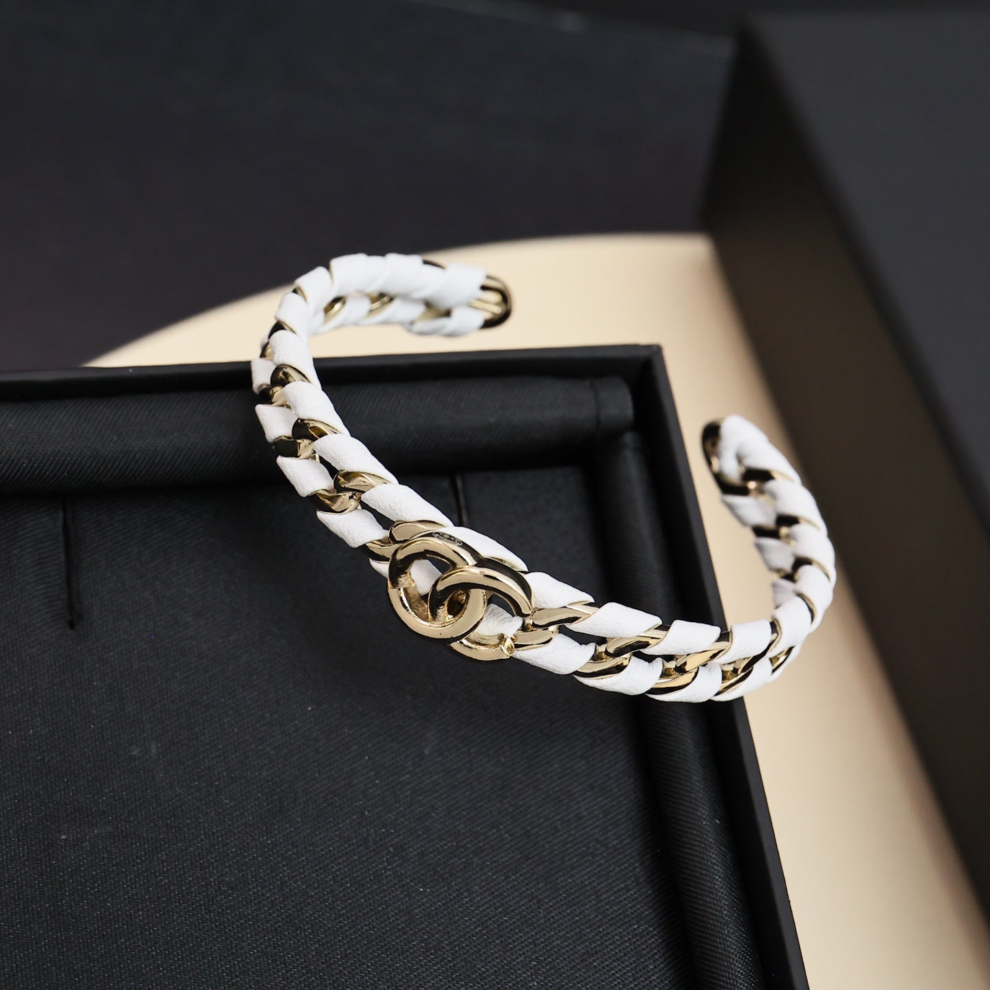 Bracciale rigido aperto da donna in pelle con catena a maglie cubane in ottone placcato oro di lusso con design a lettera