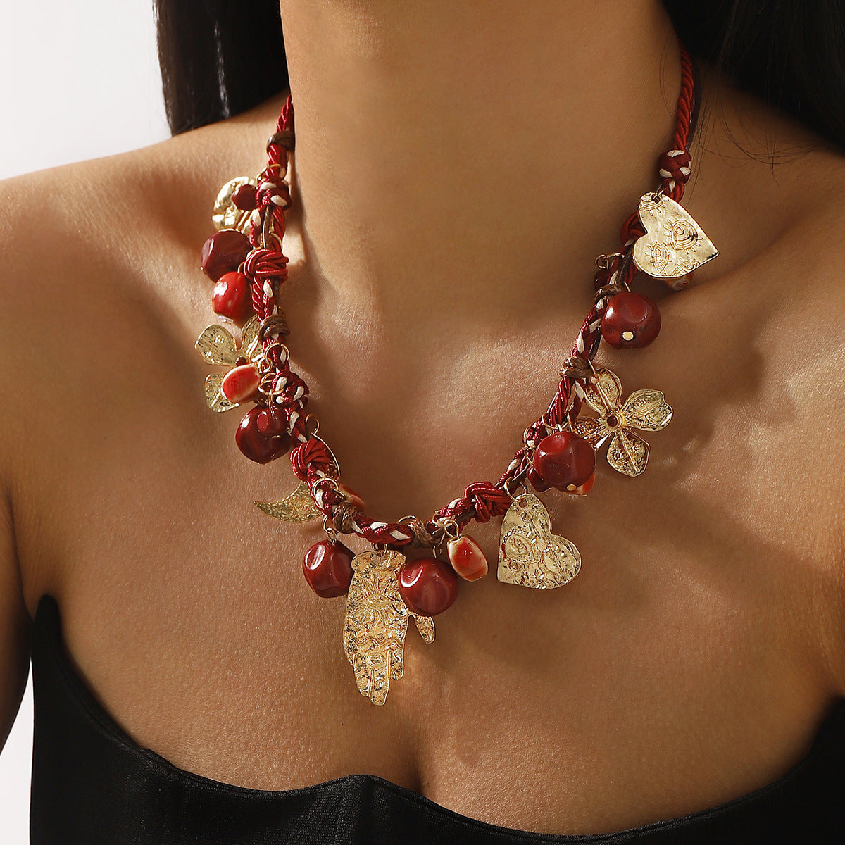 Collana Boema Intrecciata a Mano con Cordino Rosso, Ciondolo Geometrico a Luna, Charm in Lega e Resina, Catena Intrecciata