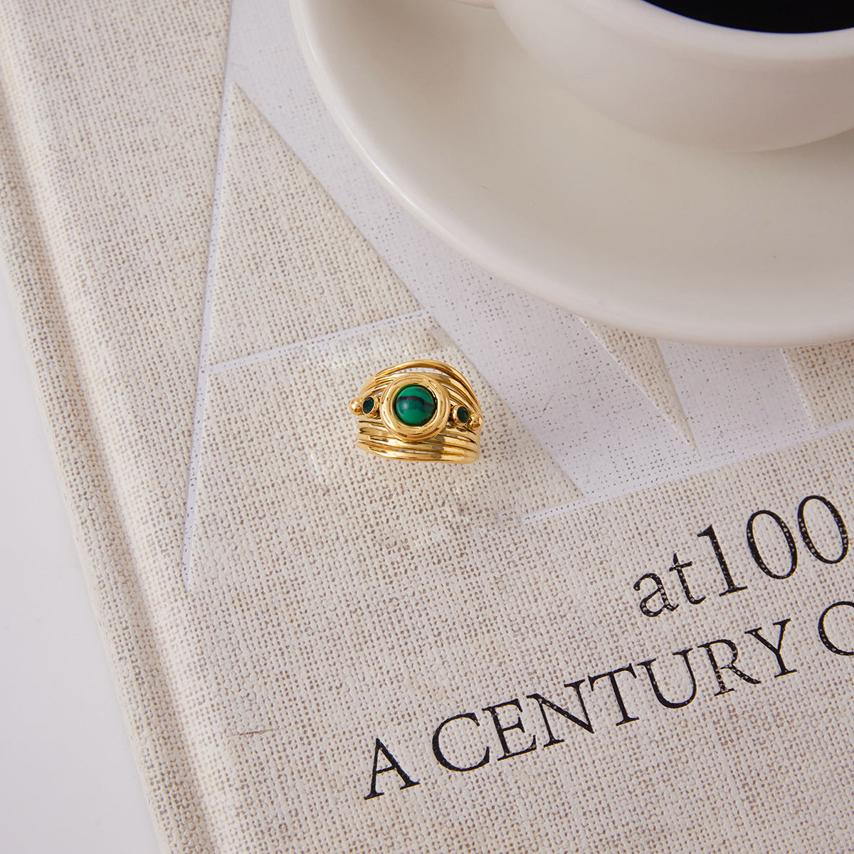 Anillo de Acero Inoxidable de Titanio Geométrico Chapado para Mujer con Acento de Malaquita, Accesorio de Moda Lujoso y Minimalista