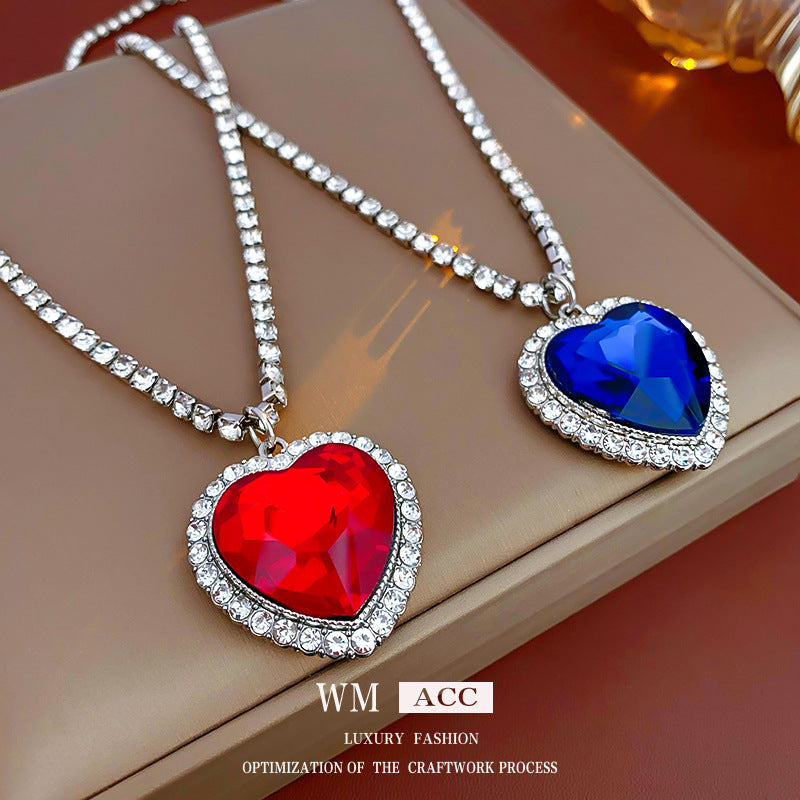 Collana con pendente a cuore a goccia in stile lusso con intarsio in strass in acciaio al titanio su catena in rame da donna