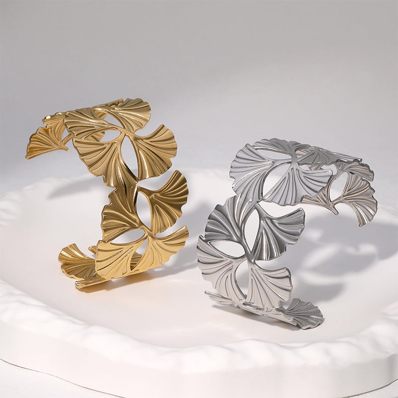 Bracciale Minimalista con Foglia di Ginkgo in Acciaio Inossidabile, Regolabile, Placcato Oro 18K, da Donna
