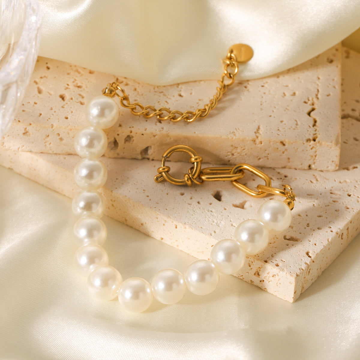 Elegante Bracciale da Donna a Perle con Maglie a Croce Geometrica in Acciaio Inossidabile Placcato Oro 18K