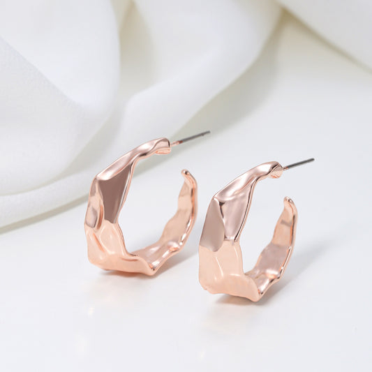 Pendientes de aleación con diseño geométrico minimalista en forma de U para mujer con acabado galvanizado y líneas limpias