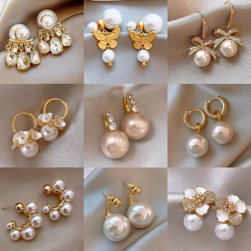 Elegantes pendientes florales de perlas con postes de plata chapados en oro para mujer