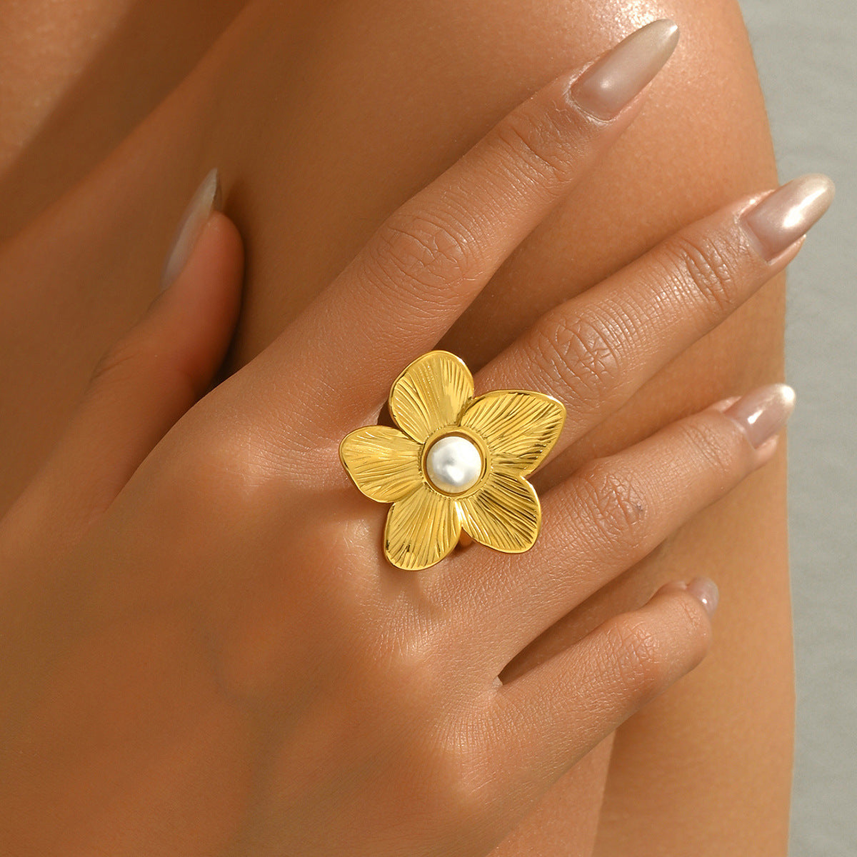 Anello aperto da donna a design floreale con intarsio in perla, in rame, anello a fascia minimalista alla moda a forma di cuore e fiore